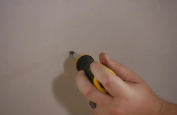 How to Use a Handheld Screwdriver?